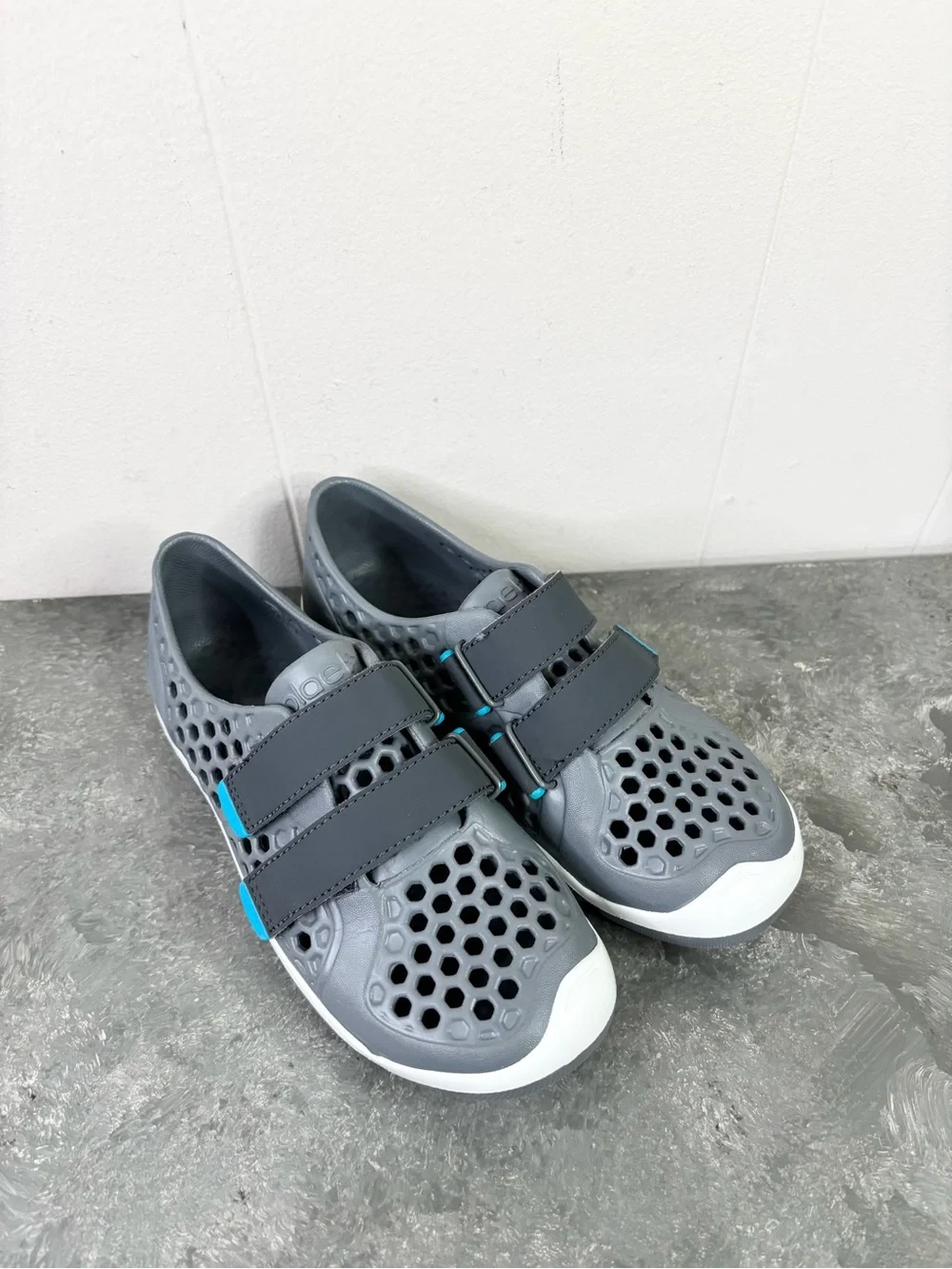 Plae mimo sneakers water shoes Velcro boys unisex size 2 youth